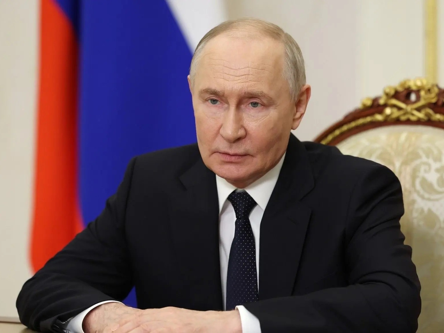 Владимир Путин поздравил выпускников с окончанием школы.